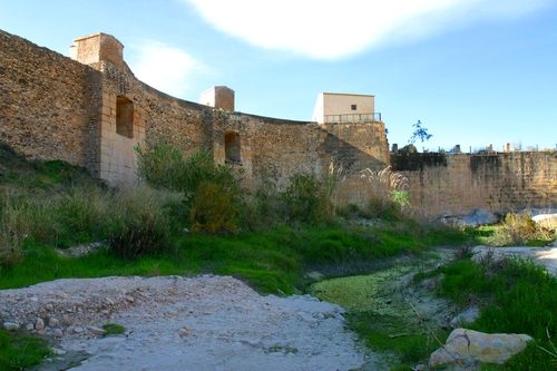 El azud de Mutxamel, con su muro de piedra sobre el cauce del riu Sec
