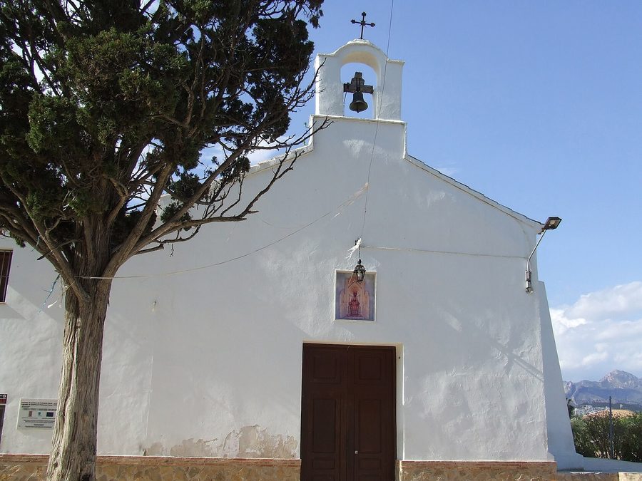 La ermita de Montserrat de Mutxamel, encalada de blanco