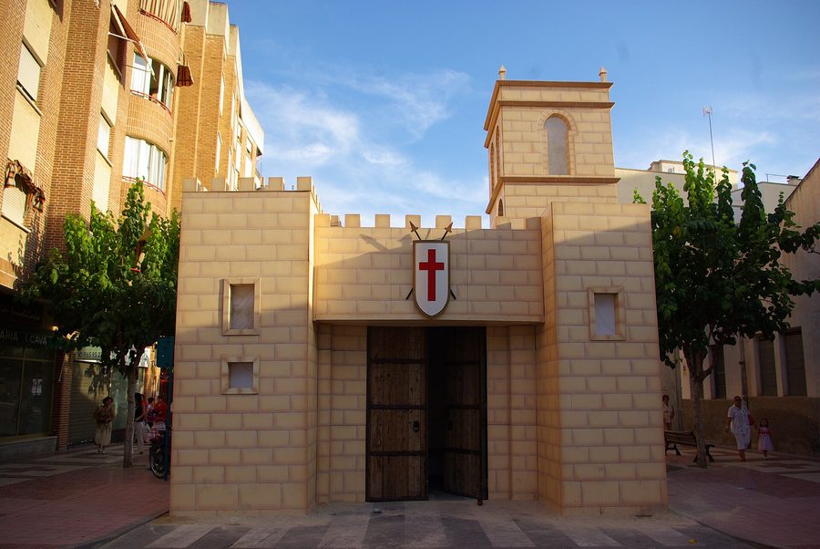 El castillo festero de los Moros y Cristianos de Mutxamel, en la plaza