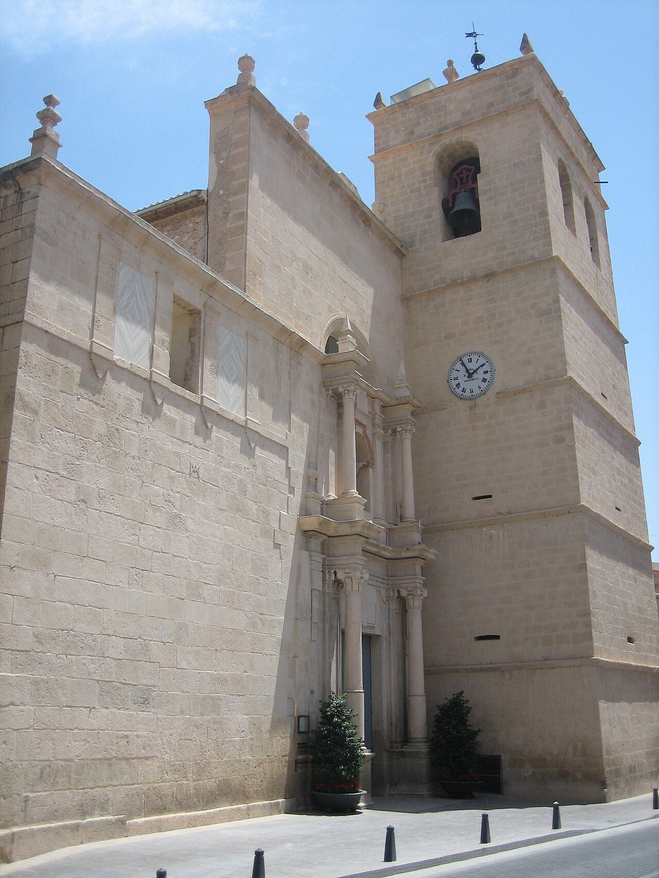 La iglesia de El Salvador de Mutxamel con su torre campanario