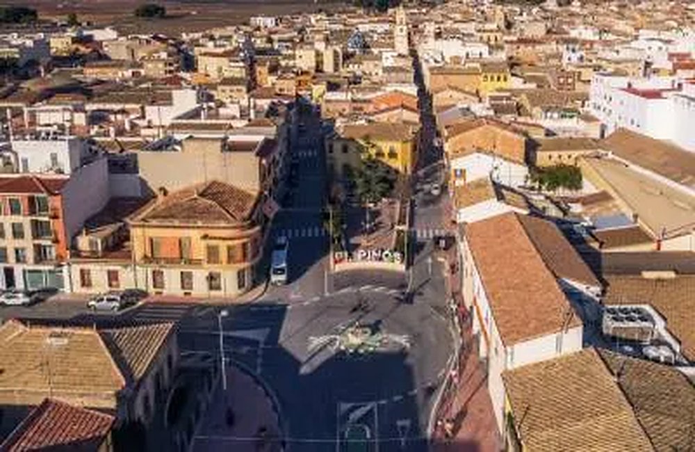 Vista aérea del pueblo, con los tejados y el cruce del centro