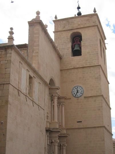 La iglesia de El Salvador de Mutxamel, con la torre campanario y el reloj